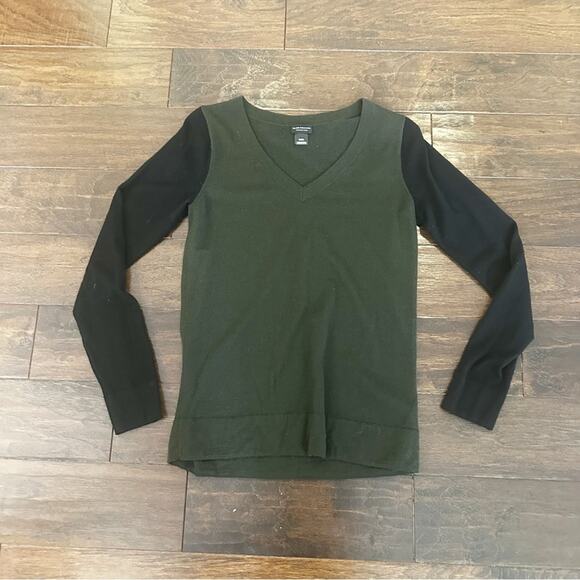 Club Monaco Agnes Sweater V Neck 100% Extra Fine Merino Wool MEDIUM Green Black - Picture 3 of 11